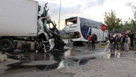 G­i­r­e­s­u­n­’­d­a­ ­T­I­R­ ­y­o­l­c­u­ ­i­n­d­i­r­e­n­ ­o­t­o­b­ü­s­e­ ­a­r­k­a­d­a­n­ ­ç­a­r­p­t­ı­:­ ­4­ ­y­a­r­a­l­ı­ ­-­ ­Y­a­ş­a­m­ ­H­a­b­e­r­l­e­r­i­